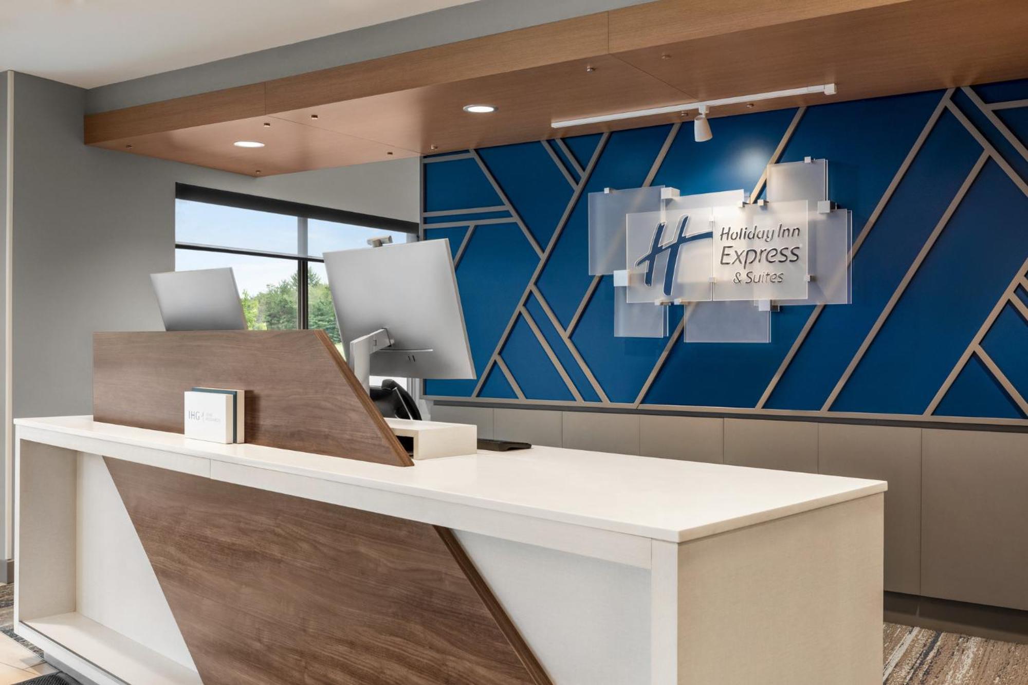 Holiday Inn Express & Suites Rhinelander By Ihg Екстериор снимка